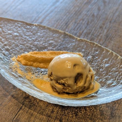 醤油のアイスクリーム きなこのチュロス添え