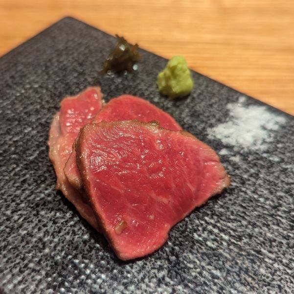 ジャンルで縛らず自由な発想で用意したお料理で…刺身もあれば生ハムや創作の一品、炭焼きお肉にパスタまで