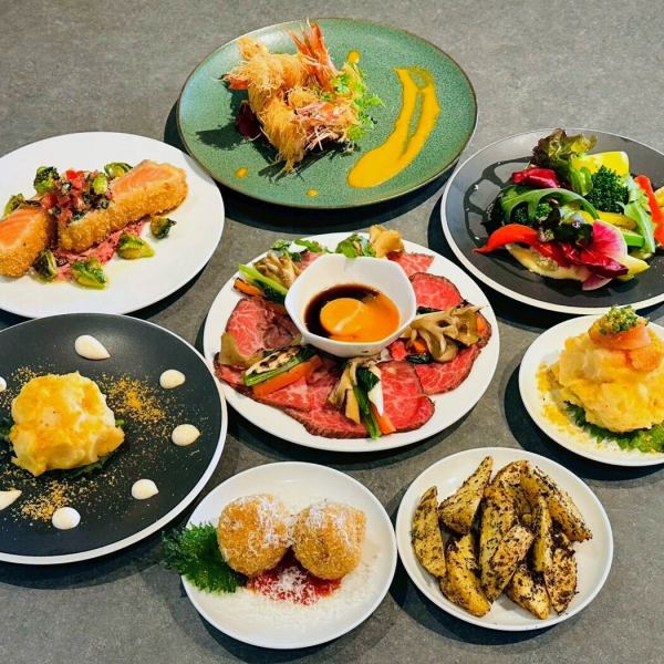 ふらっと一杯からしっかりした食事まで。ジャンルレスの料理は、刺身や小皿おつまみ、炭焼き肉にパスタまで