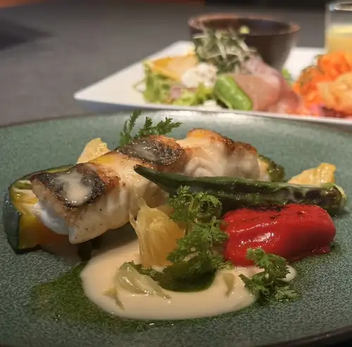 【Pesce -お魚-　ランチ】スズキのポワレ　グレープフルーツソース　バジル風味