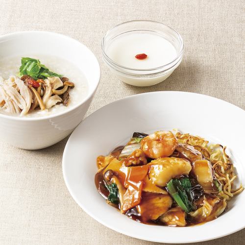 きのこと蒸し鶏のおかゆ(ハーフ)＆五目焼きそば(ハーフ)セット