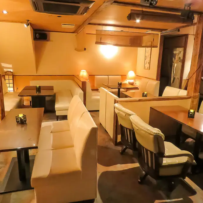 マジックバーからくり四谷店の店内