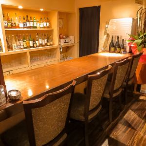 We have 4 counter seats that are ideal for dates and single use.You can relax and enjoy alcohol and magic in a calm atmosphere.