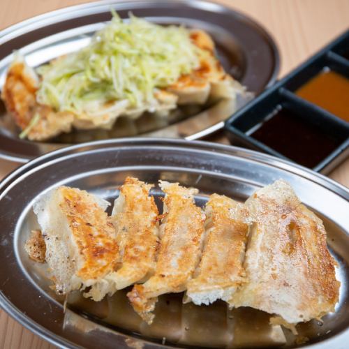 Juicy grilled gyoza with gravy!