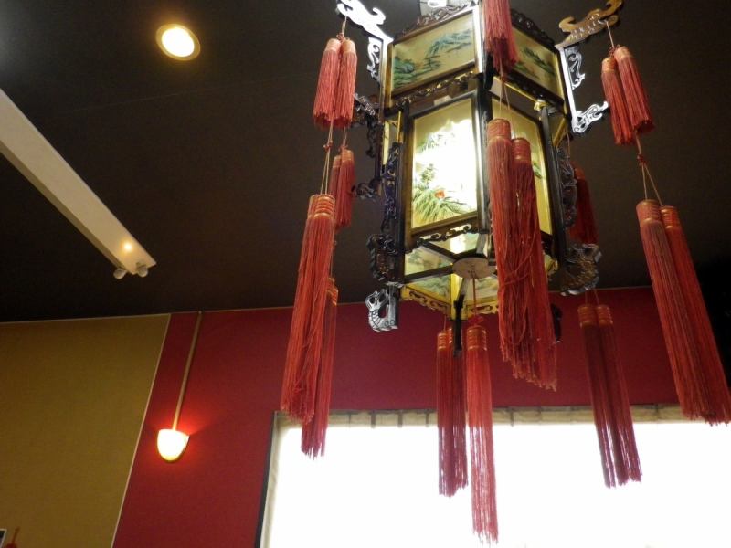 천장에는 '궁 등 (宮戸) "라는 중국의 조명이 매달려있다.빨강을 기조로 한 인테리어와 함께, 이것 이야말로 중국 등 정취.
