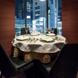 It's the best seat for a date or an important day when you can see the night view.Available for 2 to 4 people.