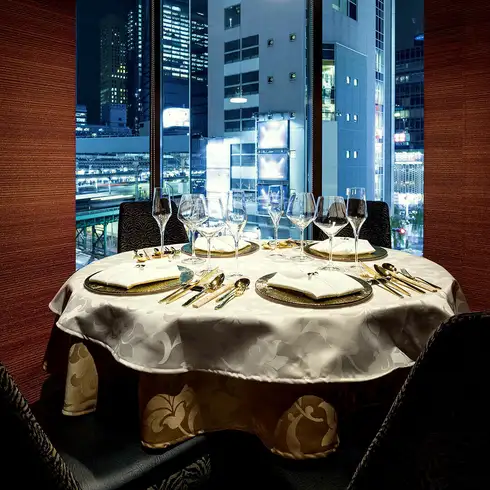 [Great value course with all-you-can-drink] Enjoy the night view in a private room with a round table!