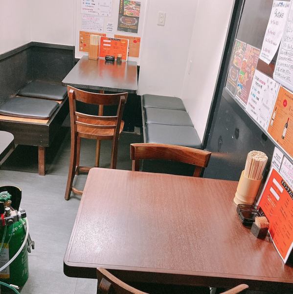 【奥のテーブル席は、ご友人やご家族でのご利用に◎】店内奥には、2名掛けのテーブルを1卓と、5名掛けのテーブルを１卓ご用意しております。会社帰りの同僚との一杯、ご家族様での外食など、様々なシーンでのご利用に最適です♪