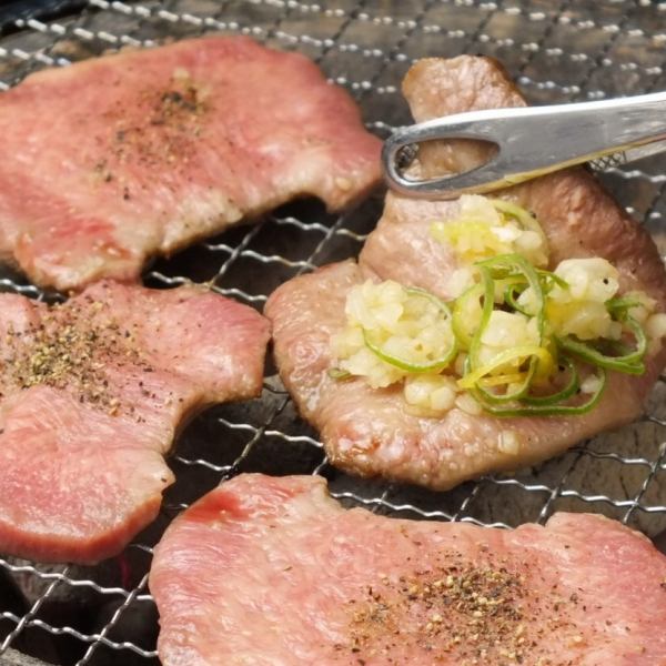 まずはこちらを！【塩タン一人前1430円】にんにくをたっぷり敷き詰めた上に肉厚の塩タン。食べごたえも◎