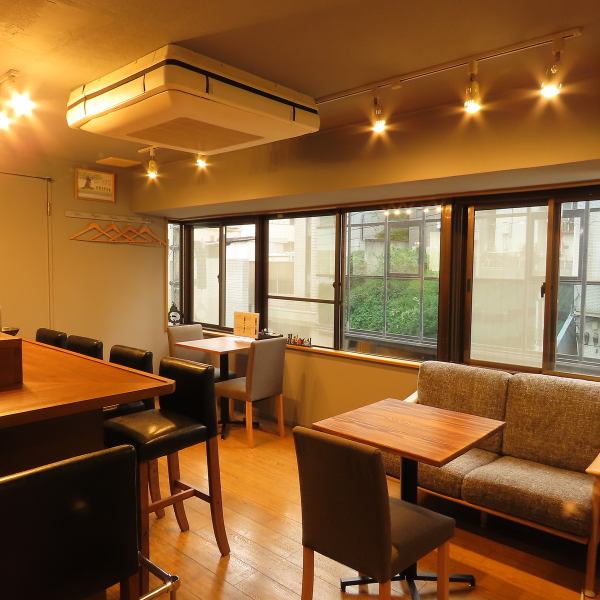 店内には、お一人様やデートにもおすすめのカウンター席と、少人数のグループに最適なテーブル席をご用意しております。カウンター席では、店主の調理風景を眺めながら、ゆっくりとお酒と会話を楽しむ贅沢なひとときを。テーブル席は気兼ねなく語らいを楽しめるカジュアルな雰囲気です♪BGMのリクエストも可能です◎