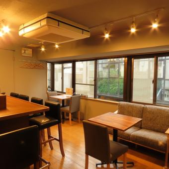 デートにもおすすめの2名様用のテーブル席も１つご用意しております