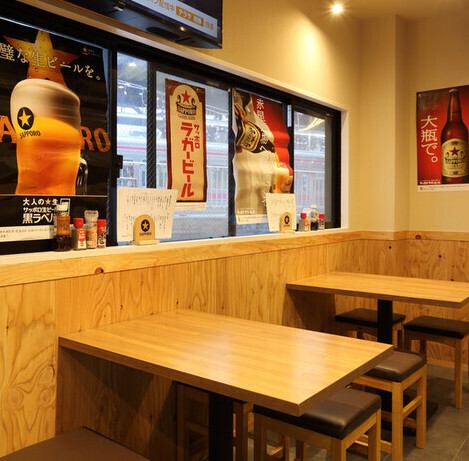 【女性の方でもお気軽にご来店いただけます♪】レトロで昭和風な雰囲気でありながら、清潔感のある綺麗な店内となっております。女子会、ママ友会、ご夫婦でのご利用等女性の方でもお気軽にご利用いただけます！もちろんお1人様でもお気軽にご来店いただけます♪