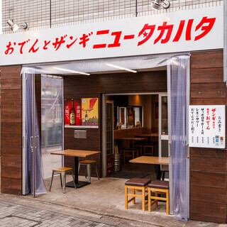 「この夏は“外飲み”で決まり！最大12名OKの爽快テラス席」夏の夕暮れ、冷たいドリンク片手に楽しむテラス時間。開放感に包まれながら、心地よい風とともに楽しむ料理とおしゃべりは格別。大人数での利用も可能なので、夏の飲み会やビアガーデン感覚でどうぞ！
