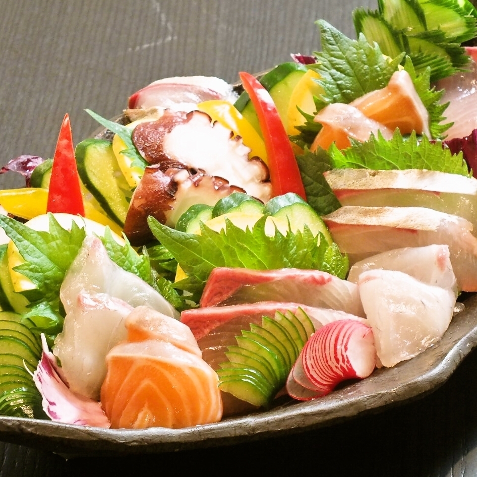 焼鳥だけじゃない！新鮮なお刺身盛りをはじめ魚料理もご用意◎