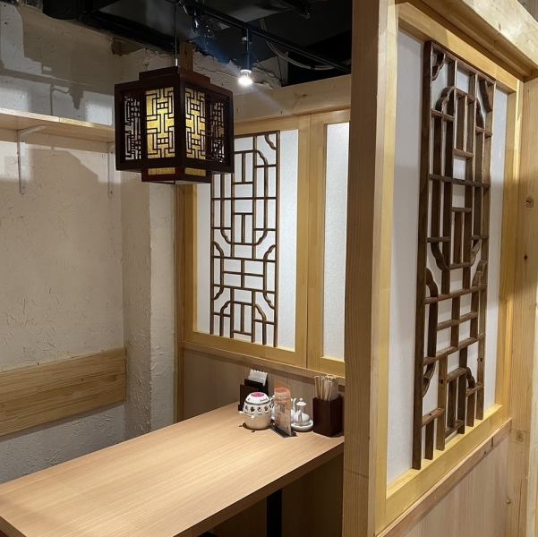 따뜻한 조명이 점내를 비추고 느긋하게 보낼 수있는 공간에서 본격 중화 요리를 즐길 수있는 가게입니다.나무의 온기를 느낄 수 있는 인테리어가 매력으로, 개인실도 있습니다.호리 고타츠의 좌석에서는 신발을 벗고 느긋하게 편안하게 합니다.어른수로도 대응 가능! 자, 본격 중화의 맛과 나무의 따뜻함에 싸이면서, 호화스러운 한 때를 보내 봅시다♪