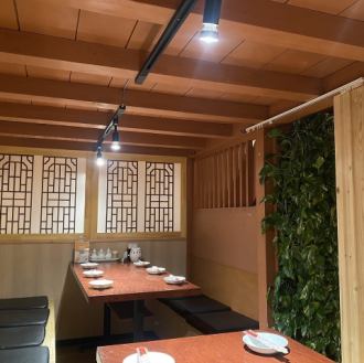 店内にはテーブル席や円卓など、様々な座席が設けられており、落ち着いた雰囲気で食事を楽しむことができます。本格中華の味わいが楽しめる多彩なコースも充実しており、飲み放題付きのコースもご用意しています。リラックスできる空間で、素敵なひとときをお過ごしください♪