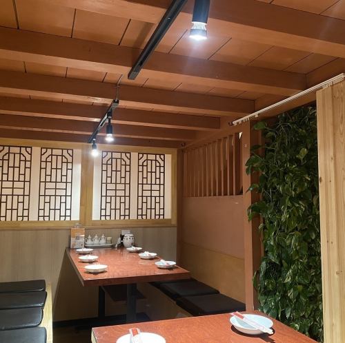 店内にはテーブル席や円卓など、様々な座席が設けられており、落ち着いた雰囲気で食事を楽しむことができます。本格中華の味わいが楽しめる多彩なコースも充実しており、飲み放題付きのコースもご用意しています。リラックスできる空間で、素敵なひとときをお過ごしください♪