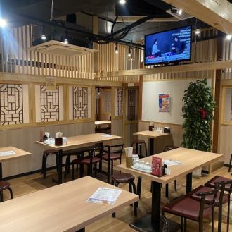 店内は総席数80席の広々とした空間で、ゆったりとお食事を楽しむことができます。店内を貸し切って特別なひとときを過ごすことも可能です。多彩なコースメニューが揃い、飲み放題付きのコースも人気です。贅沢な料理と上質なサービスが織りなす特別なひとときをお過ごしください♪