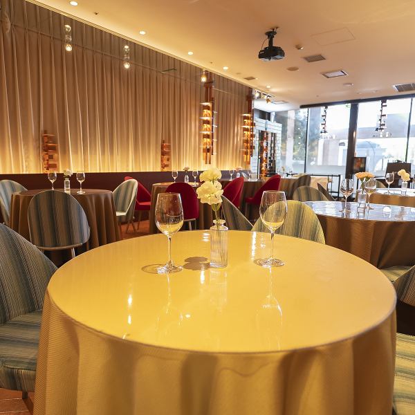 約50坪ある会場は着席80名（立食100名）が可能です。会場すべてに柱（遮蔽物）がないため、すべてのゲスト様の顔が見渡せる素晴らしいスペースとなっております。完全貸切での営業なので、パーティーのお時間帯は皆様だけの貸切会場です。宴会プランも合わせてご利用ください。