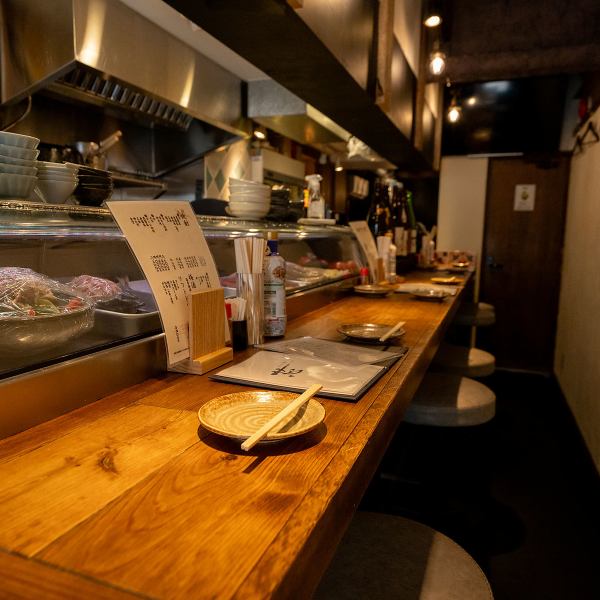 お一人様も大歓迎！料理しているライブ感をたのしめる特等席です。お仕事帰りやデートにもぜひご活用ください。また、おひとり様もゆっくりお過ごしいただけるよう、居心地の良い店内となっておりますよ。
