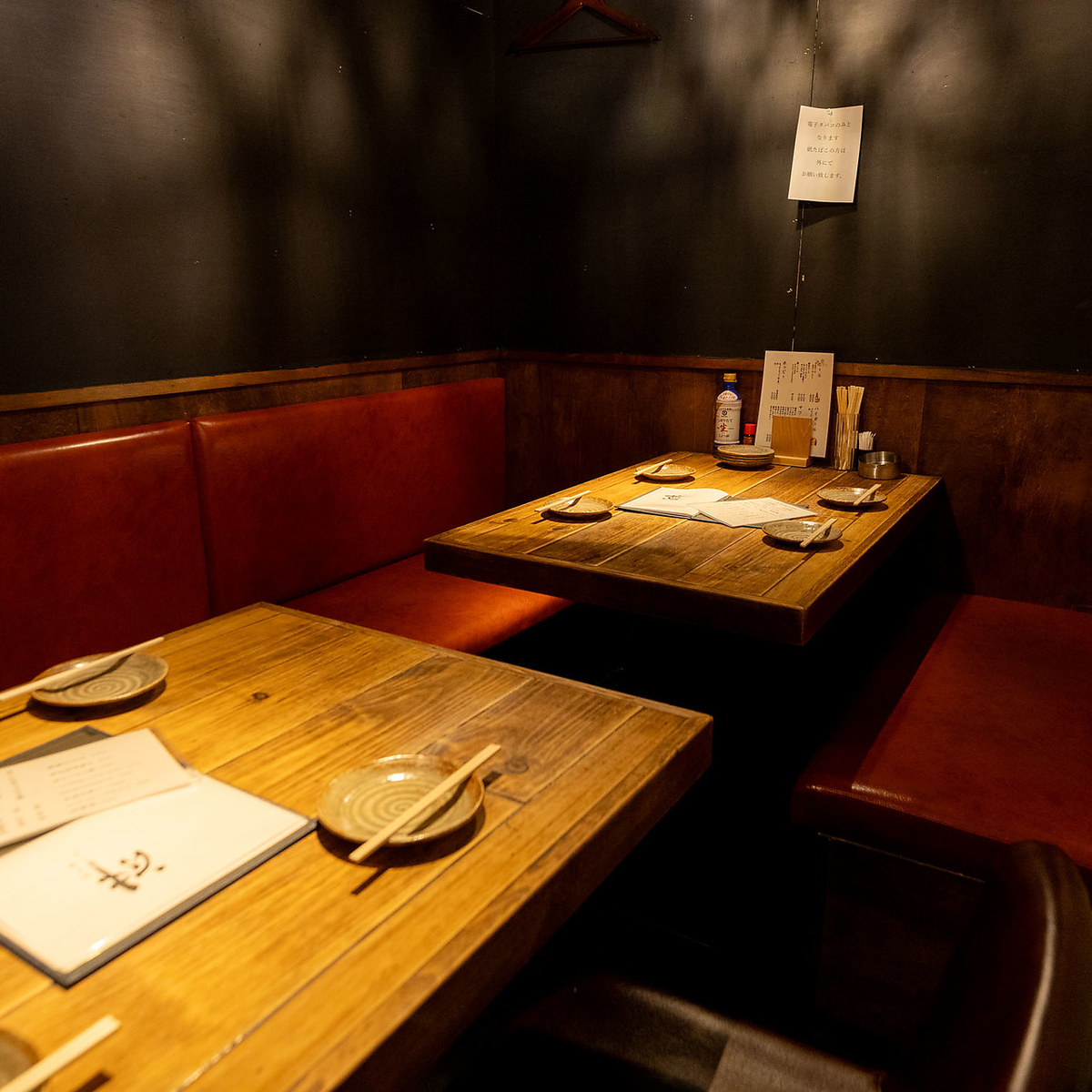 隠家のような店内。4名掛けテーブルとライブ感のあるカウンター