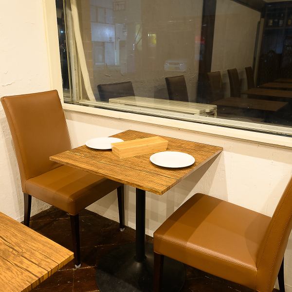 [Table] Comfortable and relaxing table seats! You can enjoy lunch or dinner in style.It is also possible to use the table widely according to the number of people.One person is also very welcome, so please feel free to visit us.