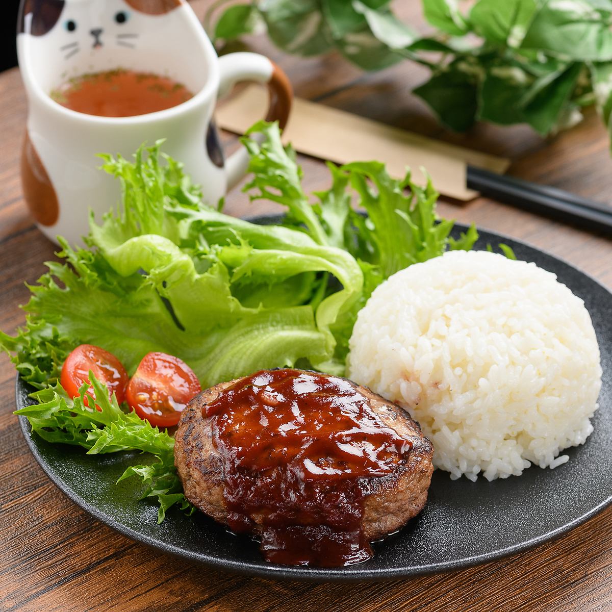 Enjoy a lunch set that uses carefully selected meat.