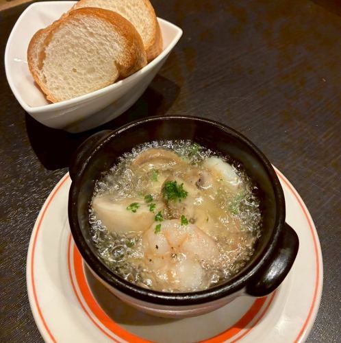 ウッドダイナーをイメージした落ち着いた空間で楽しめる