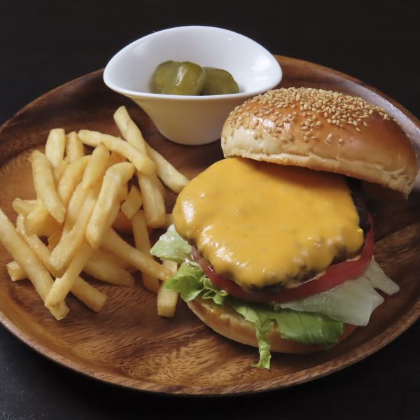 【ボリューム満点】自慢のジューシーなハンバーガー
