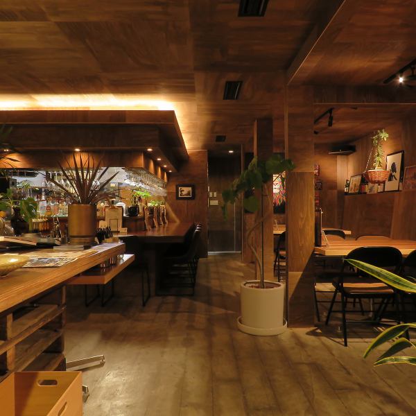 木箱 （コバコ） ... 木張りの店内, あたたかみのある空間を満たすのは, 緑豊かな植物と洗練されたアート　個性豊かな料理と選び抜かれたワインが空間を彩ります　より居心地の良い空間を提供するために試行錯誤ざれた照明も魅力のひとつです　良い意味でヒトクセのある店主もセットでお楽しみください