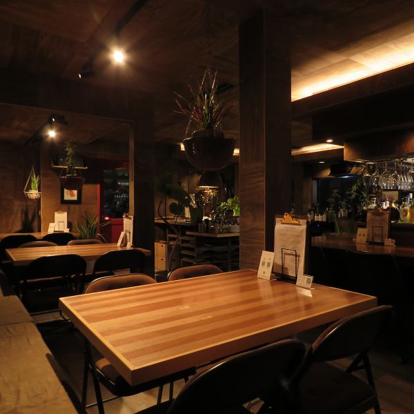 小箱 （コバコ） ... 少人数から最大約30名様でもご利用いただける店内です　広々としたカウンター席, ゆっくりとしたお時間をお過ごしいただけるように各テーブルごとの間隔もこだわり抜きました　他では味わえない輸送用パレットをモダンにリメイクした個性的なテーブルも一度お試しください （最大3名様）