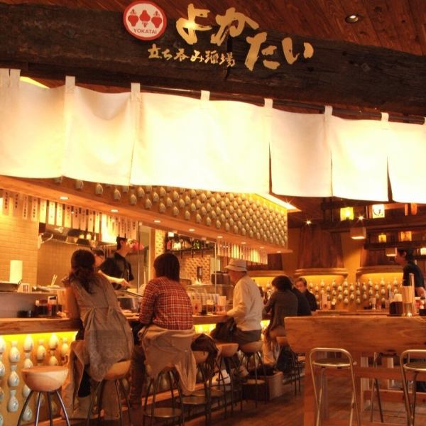 新幹線を降りてスグ♪立地良しでお昼から飲める立ち飲みスペースもアリ！店内奥には、ちょっとした飲み会などで使える個室も完備（掘りごたつ）。2名様～最大４０名様までご利用頂けます。