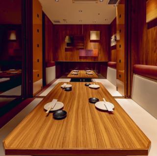 【個室空間】少人数様用の個室も多数完備◎宴会・飲み会・歓送迎会・などの各種宴会に是非ご利用下さい…♪和モダン空間の当店は落ち着いた大人の空間…。個室も多数完備しておりますので、様々なシーンでご利用下さい★お得なクーポンも多数ご用意♪コースじゃなくても飲み放題OK♪