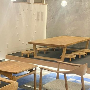 特別室。お1人当たり500円お席代頂戴しております。（靴を脱いでおくつろぎいただくお部屋になります）