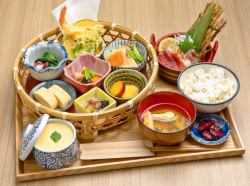 Hanakago Japanese meal set with tempura and sashimi included!