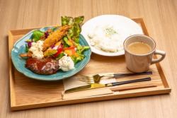 Hamburger steak and fried shrimp plate