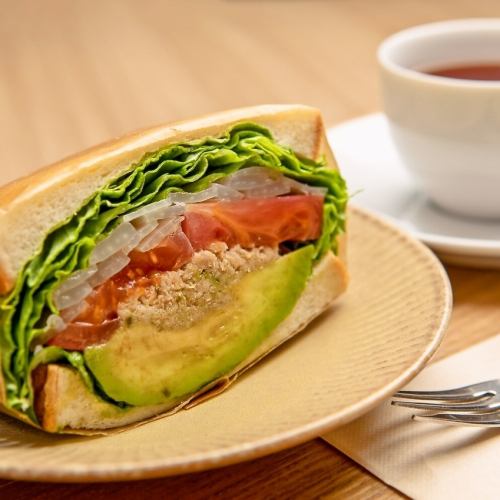 Eセット（アボカドツナサンドモーニング）