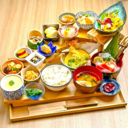 人気NO.1!I TeA HOUSE(18種)階段贅沢御膳2.178円(税込)※1日15食限定