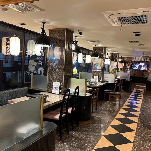 当店のお席は、アットホームな雰囲気を大切にしています。まるで韓国に訪れたかのような心地よい空間を演出しており、温かみのあるインテリアや細やかな装飾が、リラックスしたひとときを提供します。友人や家族とゆっくりお食事を楽しむのに最適なレイアウトで、気軽に会話を楽しめる距離感を保っています。
