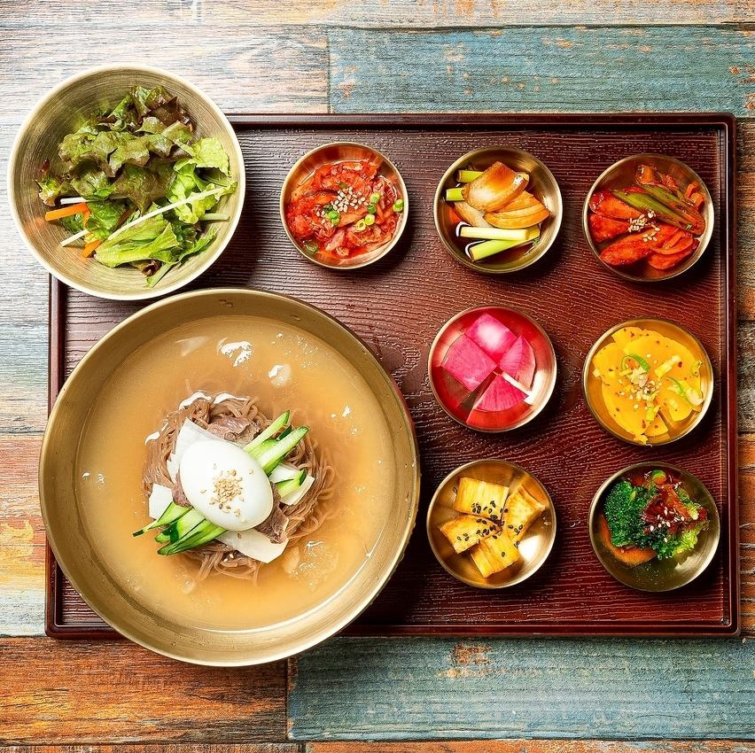 見栄えするランチはおかずもついていてとっても健康的！