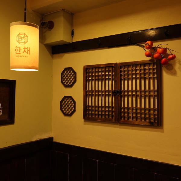 アキバの喧騒を忘れる、落ち着いた雰囲気の店内は、居心地が良くアットホームな空間が広がっています。本場韓国の伝統的な色と味を大切にしながらも、モダンで洗練された内装が魅力です。友人や家族との食事はもちろん、お一人様でもリラックスして本格的な韓国料理を堪能いただけます！