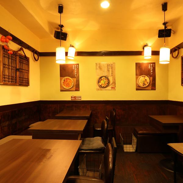 店内は清潔感があり、シンプルでモダンなインテリアで統一されています。韓国の食堂をイメージしたインテリアが、落ち着いた雰囲気を醸し出しています。2名席のテーブルが5つあり、少人数でも大人数でも宴会をお楽しみいただけます。心もお腹も満たされる多彩なメニューをご用意しています。