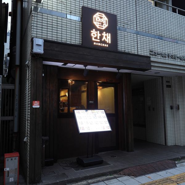 全席で無料Wi-Fiと電源をご利用いただける便利な設備を完備しています。仕事の合間のランチでも利用しやすいです！ランチタイムは全席禁煙で快適にお食事を楽しめます！カウンター席もあるのでおひとりからもお気軽にご来店ください。