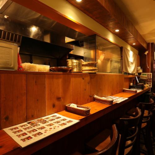 シンプルで洗練されたデザインが特徴で、お一人様や少人数のお客様に最適です。目の前で調理される料理を楽しみながら、シェフとの会話を楽しむこともできる、特別な体験を提供します。