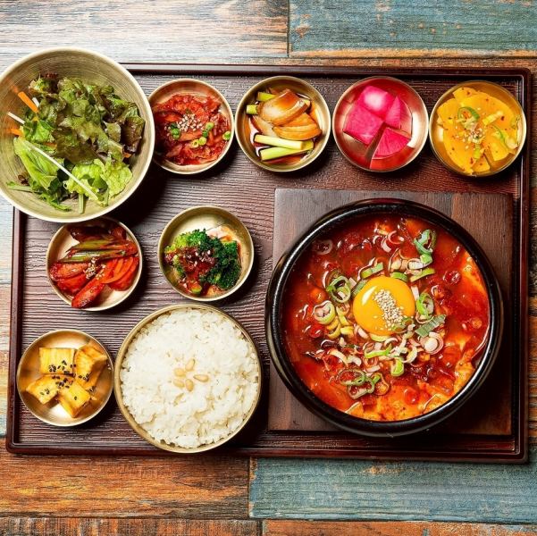 日替わりの韓国の小鉢が8品付いたランチメニュー