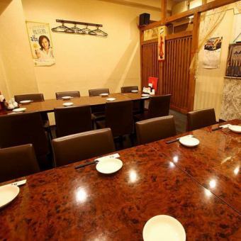 店内には2名様用のテーブルが全部で 17卓あります。どれも自由に組み合わせられるので、最大34名様までの宴会が可能です。