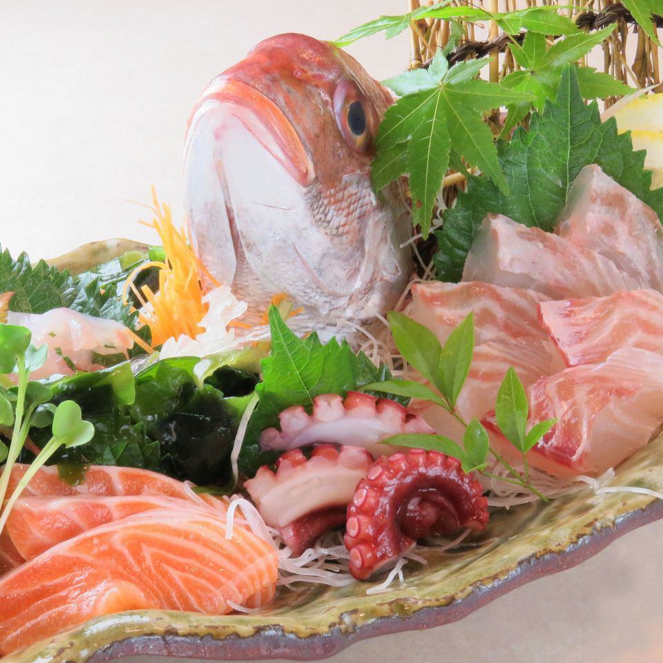 新鮮生魚片拼盤！我們提供美味的時令鮮魚！