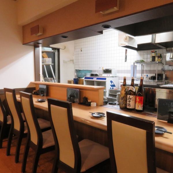 Even if you are alone, please feel free to visit us! If you want a soft drink, we recommend the counter seat! It is a special seat where you can enjoy a conversation with the friendly owner and see the scene of grilling chicken with a lively flame ☆ [Fukuyama / Shinbei / Charter / Meat / Grilled chicken / Fish / Banquet]