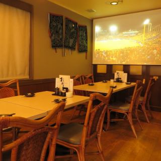 We have table seats that are recommended for small group drinking parties and meals for company friends, friends, and family.We also have a large screen that you can enjoy, so please feel free to contact us.