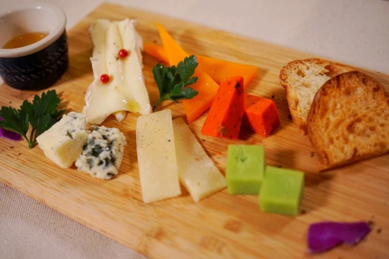 Snack cheese platter